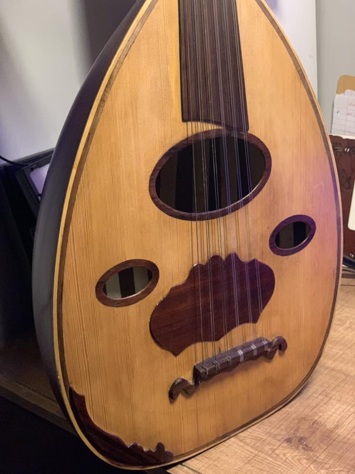 السلام عليكم
عود عراقي  للبيع 
 صناعة سنان سمير

الظهر جوز
الوجة سيدار
المفاتيح نارنج
العود جديد ومابي خلل صوتة يخل 
الملحقات ريشة عدد اثنين
وجنطة جلد 
للأستفسار الاتصال على ***********
او واتساب
