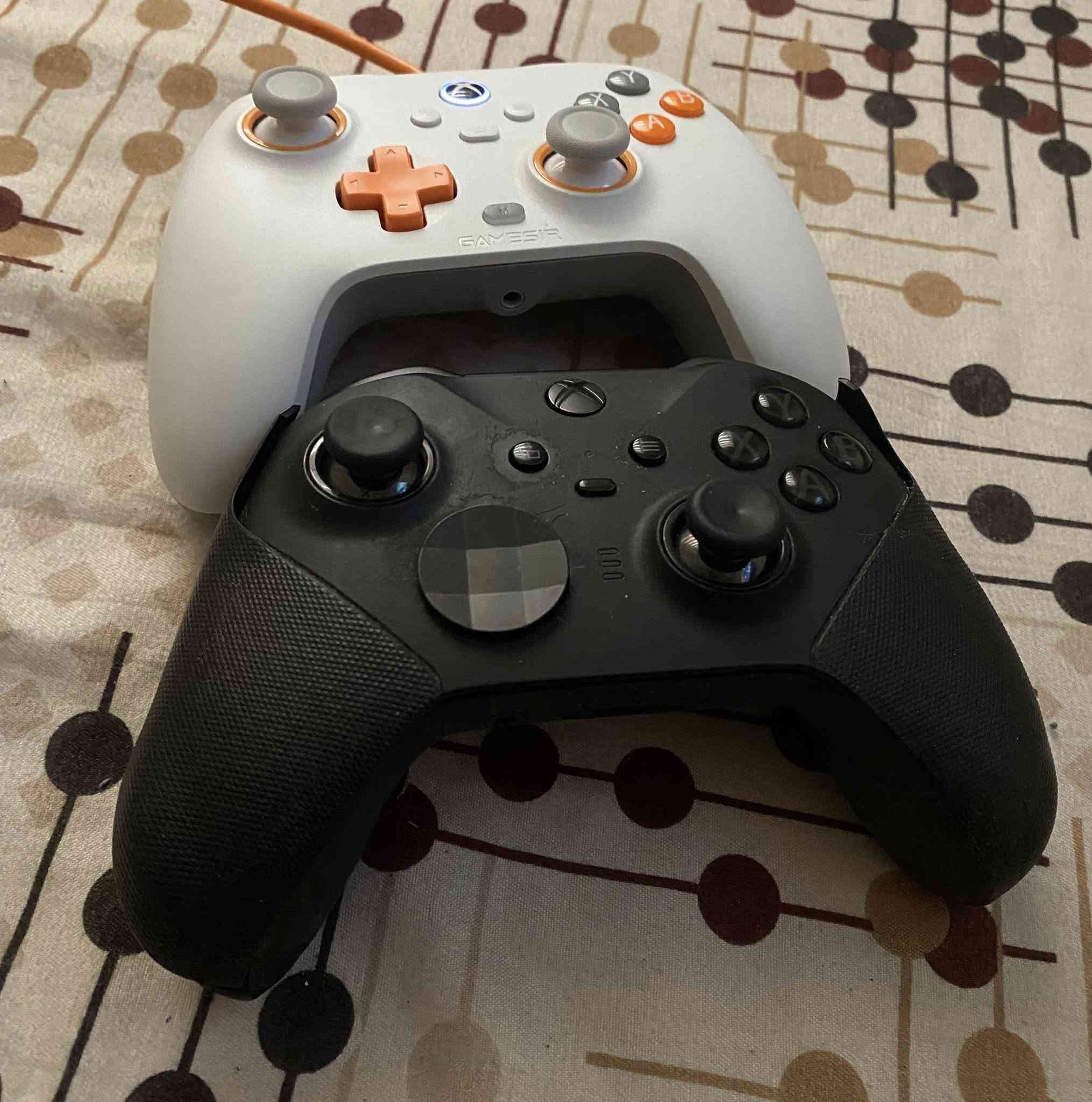 اكس بوكس سيرس اس السعر 350
يجي ويا ثنين يدات واحده احترافية 
والثانية جديدة صار يومين من اخذته. 
مع كيم باس 27 يوم
لتواصل ***********
