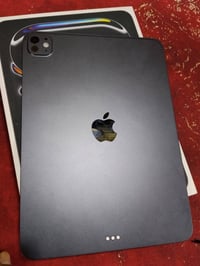 ايباد ام فايف بطاريه 100 بعده جديد بس بي ضربه بسيطه بل شاصي حته ما تبي...