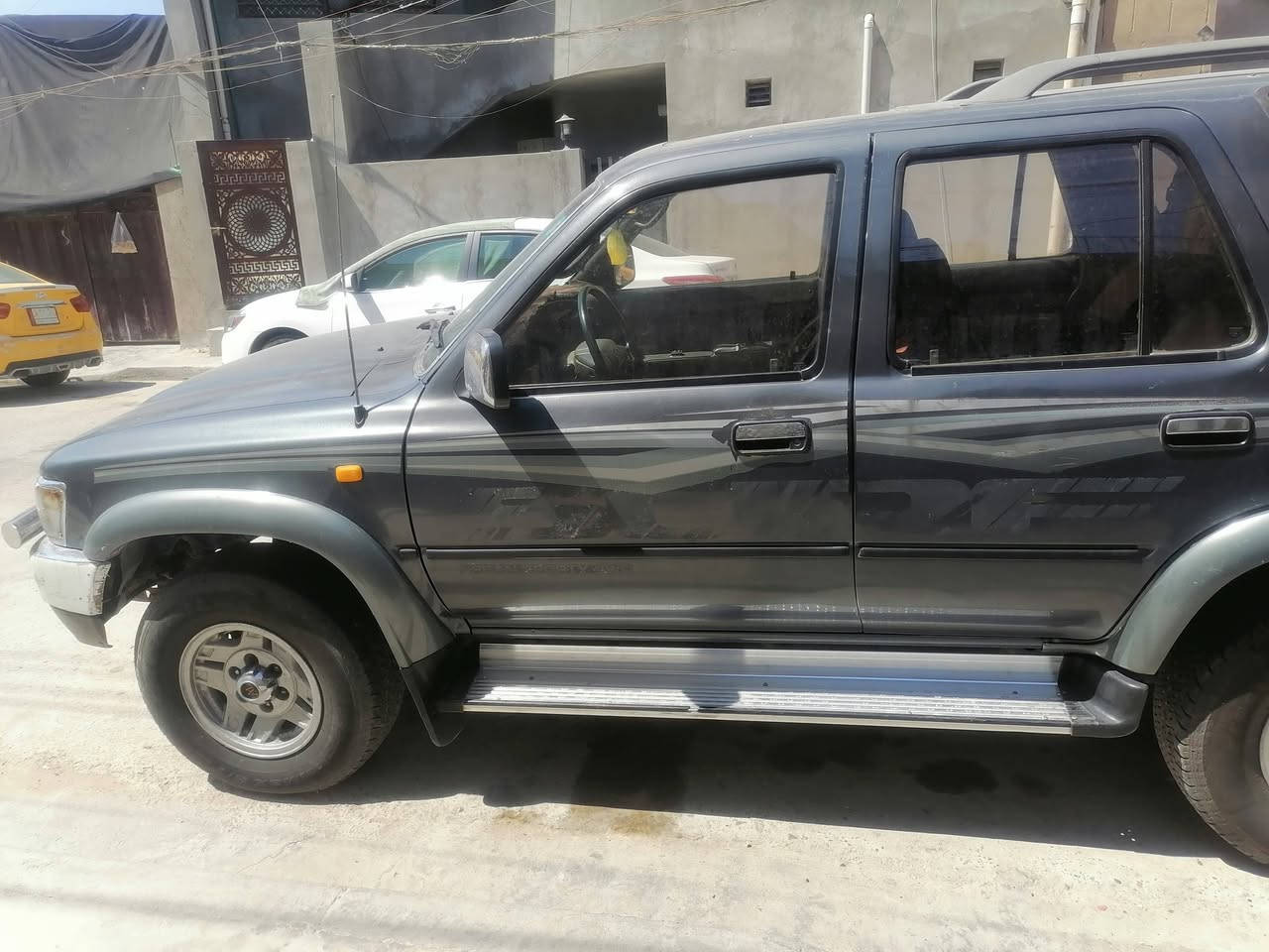 تيوتا سورف موديل ١٩٩٣ السيارة بيهه نواقص كير جديد بس مرات بالتبديله يصير بي طبه المحرك مابيه تنقيص بس يرادله صيانة بلك لو نوزل لان بيهه دخان و خربطه قليلة التبريد ما يشتغل السلف الاتومتيك يجلب مرات على العموم السيارة يرادله ترتيبات بسيطة صاحبهه بتكربت يريد تحويل تتواعد وياه و تروحلة يحولك رقم صلاح الدين 26 للاستفسار الاتصال على الرقم *********** او *********** السعر ٤٠ و بيهه مجال بسيط مكان السيارة بغداد حي الجهاد / الملحانية
