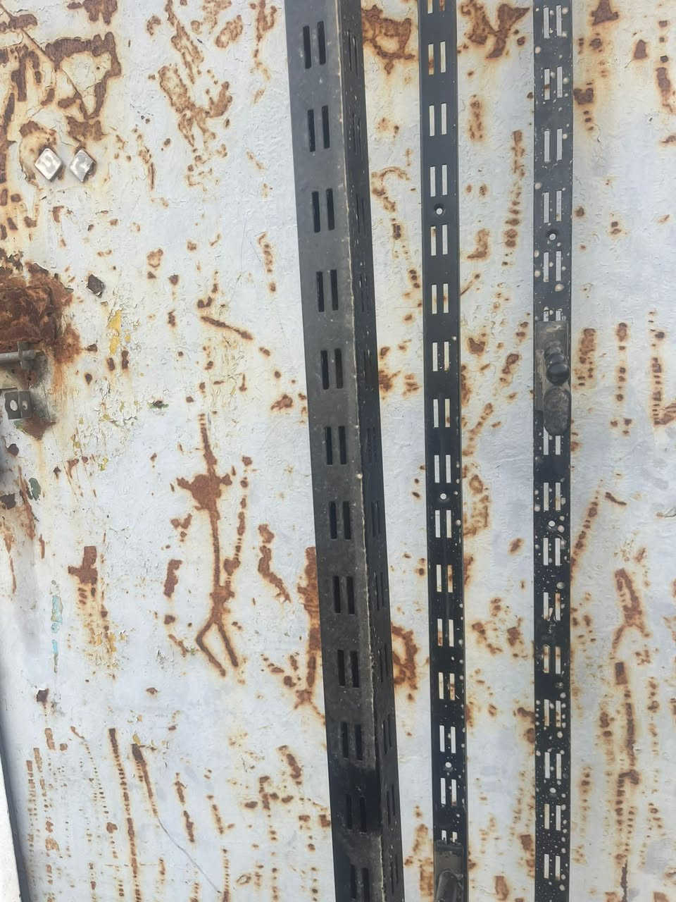 سلام عليكم رفوف مال ملابس للبيع عنوان ديالى جديدة شط ***********
