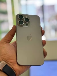 ايفون 15برو ماكس 256 مكفول من كولشي بطاريه ٨٨ عربي قفل 900ممتواجد ع نت...