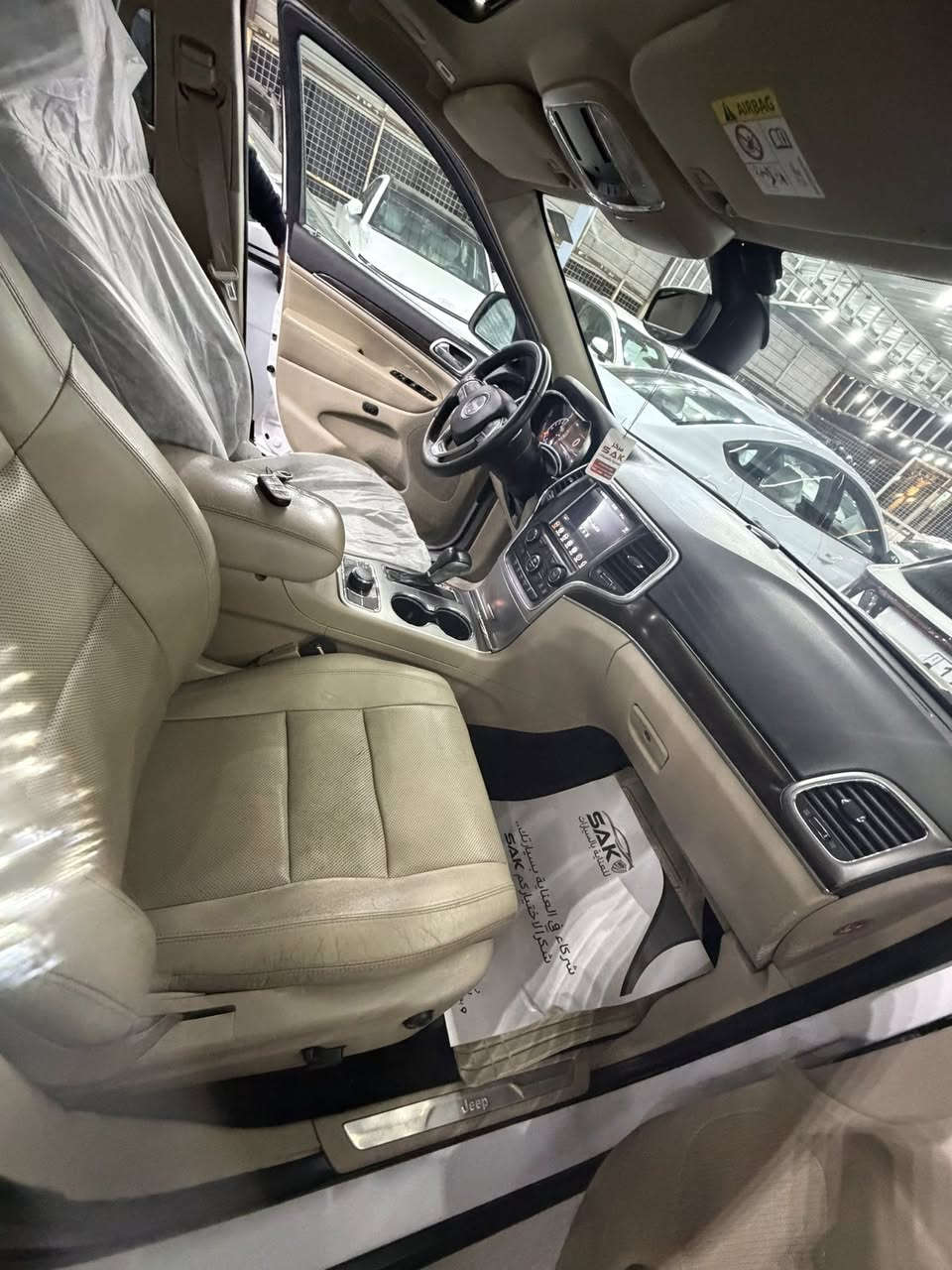 السلام عليكم عندي جيب 2018 خليجي لمتد بلاص 3 شاشات وبصمة وبانوراما وجلد وصندوق كهرباء وكشن خزن ميموري وتدفئة وتبريد كشن فول السيارة للاخير ماشية 43 الف ميل مكفولة من الصبغ والتبديل عدا بارد صغير بالباب الخلفي السعر 24800 للاتصال *********** ابو لجين

