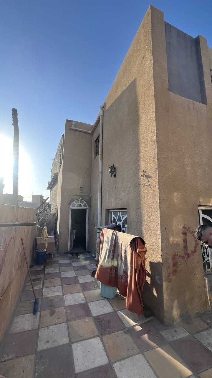 البيت للبيع 
المساحة 210 طابو صرف 
الموقع ع الجدول مجاور السوك مقابل بيت حجي خريبط 
يتكون من  غرفة و صاله ومطبخ واستقبال وطاردة وحديقة 
والطابق الثاني غرفه مع بيتونه كبيرة 
للاستفسار : ***********
