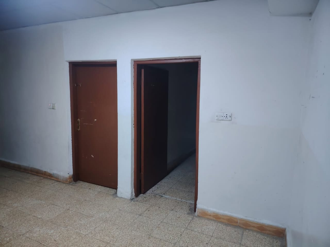 للإيجار طابق ثاني 150 متر فول جاهز  العنوان حي العسكري شارع ملا جمال قرب مدرسة زهرة الصباح 
‭0770 580 7849
