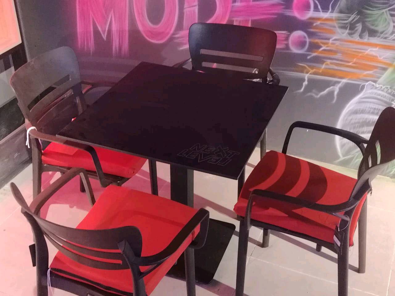 ✨ طاولات طعام HBL الفاخرة ✨

أناقة عصرية وجودة تدوم لسنوات

✔️ مقاومة للرطوبة والخدوش
✔️ تصميم عصري يناسب كل بيت
✔️ سطح قوي وسهل التنظيف
✔️ متوفرة بعدة مقاسات وألوان

🔹 مستعدون لتجهيز الشركات والمطاعم والكوفيات بأفضل التصاميم والجودة العالية.

حوّل غرفة الطعام إلى مكان أنيق ومميز مع طاولات HBL العملية والجميلة.

📩 للحجز والاستفسار راسلنا على الخاص