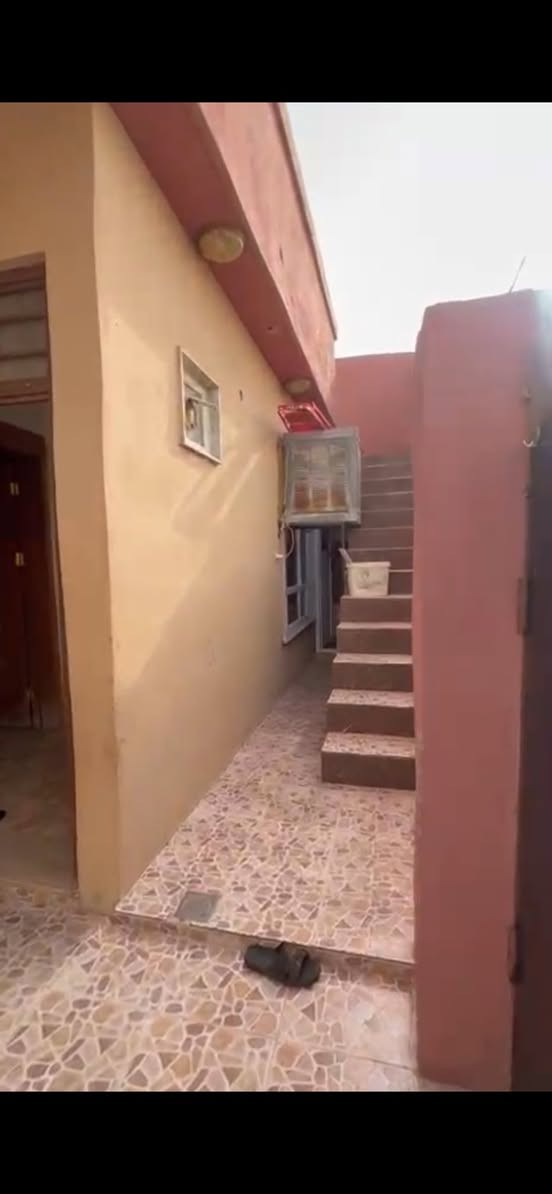 البيت  للبيع غربي كامل دوميز معسكر 
مساحة 120م طابو
درج خارجي 
2 غرفة نوم 
استقبال و هول و صحيات و مطبخ 
سعر 3 دفتر  و نص 
رقم تلفون 📞 ***********
