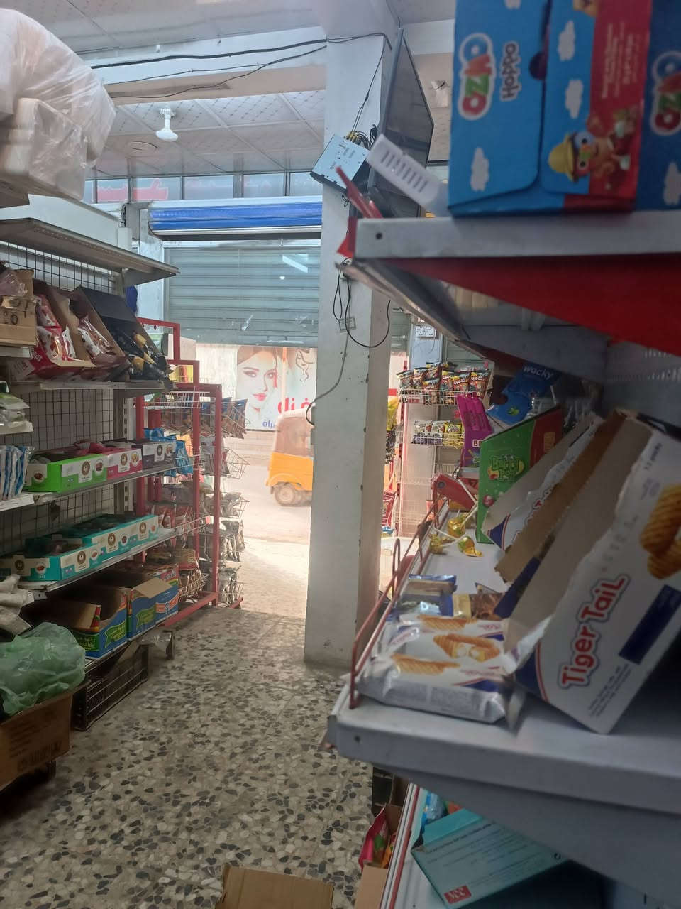 ماركت للبيع
المكان : بغداد / العبيدي / شارع المحافظ 
السعر : ١٨ مليون بيها وبيها مجال 
مساحة المحل 53 متر 
محتويات الأسواق 
- عارضات عمودي ١٠ و ثنين مال شركة بيبسي كولا 
ـ عارضات بطحية ٤  وحدة مال شركة 
- رف تركي ٧٥ رف جديد 
- سقف ثانوي جديد 
- شاشة وكاميرات عدد ٦ 
- فاترينات ٥ 
- سبلت تعليك ٢ + سبلت عمودي ١   ٣طن و السبلت بعدة كارتون ما مشتغل ولا موسم 
- مبردة كونفيرا عدد ١ 
- علان ضوئي هم 

مستعجل على البيعة لأن اريد اسوي عملية الأخوي 
رقم واتساب ***********
