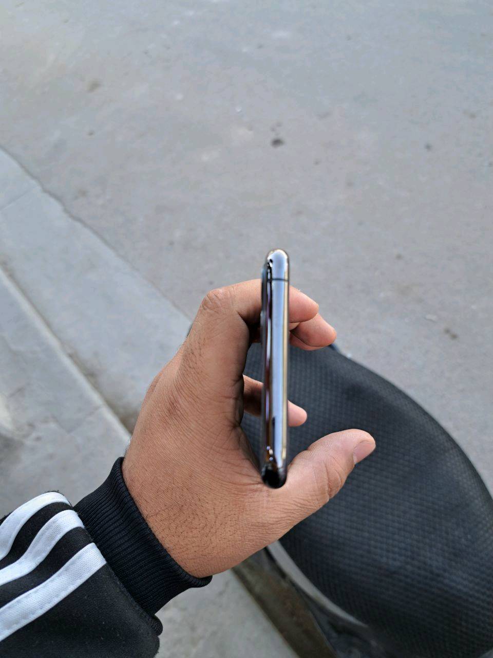 ايفون11 برو ماكس 
ذاكره 256 بطاريه 74 نموذج M 
مكاني بغداد سعره 275 الف 
*********** 