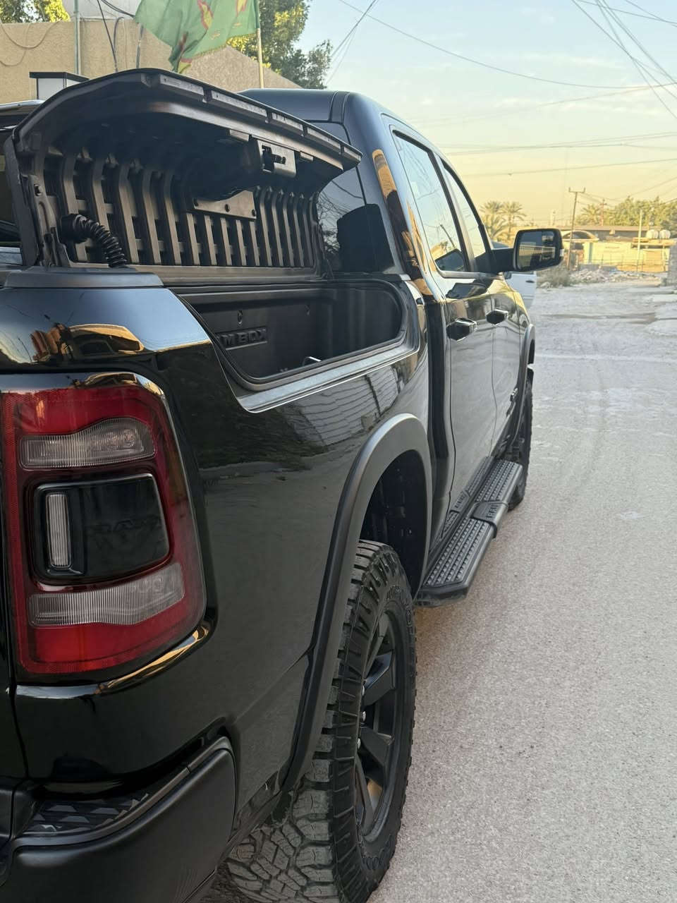 رام ريبل مع نضام ال etorque الكهرباء مساعد بتقليل صرف الوقود 
ضررموضح مع الصور الضرر باب السايق مبدل والباب الخلفي راجع بارد
السعر 480 ورقه شباب شراي اتصل السعر نهائي تجي نروح مركز فحص تفحص والسعر أعيد واكرر نهائي
السيارة ماشية 16000الف كيلو متر مو ميل يعني السياراه مماشيه 
الموديل : 2024 . (وارد امريكي ) . 
المحرك : V8 5.7L . 
المواصفات :
* رام بوكس 
* كزوز سستم . 
* شاشة كبيرة 12 أنچ . 
* نظام ملاحة GPS . 
* صناديق تخزين خلفية رام بوكس .
* سقف بانوراما . 
* المصابيح الأمامية زنون .
* كشافات الضباب زنون . 
* المصابيح الأمامية LED .
* المصابيح الخلفية LED . 
* نقطة عمياء . 
* دخول ذكي (بصمة) . 
* تشغيل عن بعد .
* مقاعد رياضية من الجلد الفاخر خاصة لنسخة REBEL
* ذاكرة لحفظ وضعيات الجلوس . 
* مقعد السائق كهربائي. 
* مقعد الراكب كهربائي. 
* باب الصندوق الخلفي قابل للفتح بثلاث اتجاهات . 
* كاربون فايبر . 
* تدفئة مقاعد . 
* تدفئة ستيرن . 
* المقاعد كهربائية .
* نظام خرائط  GPS . 
* حساسات امامية .
* حساسات خلفية . 
* كاميرا خلفية . 
* دوسات جانبية . 
* مكيف خلفي .
* الويلات مع الاطارات مخصصة للطرق الوعرة .
* منظومة كاملة لقطر العربات . 
* المرايا الجانبية قابلة للطي كهربائيا .  
* الشباك الخلفي كهربائي .
* غطاء جلد للبودي الخلفي .
* إمكانية تعديل ارتفاع دواسات البنزين والبريك كهربائيا . 
* هاند بريك كهربائي . 
* نظام تشغيل واطفاء اوتوماتيك لتقليل صرف الوقود . 
* مرايا بخاصية التعتيم الذاتي . 
الاستفسار ***********
