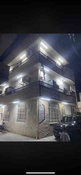 الدار للبيع مساحته ٦٤م ركن على فرعين ثلاث طوابق يحتوي الطابق السفلي الاول على صاله كبيره وخدمات والطابق الثاني غرفة نوم واستقبال ومطبخ وحولي صغير وخدمات والطابق الثالث غرفتين نوم وسطح اسفل وسطح اعلى لعلم الدار زراعي سند 25  الطوبجي حي السلام  بل جته قرب ملعب ابو الهيل    أستفسار على الرقم ***********
