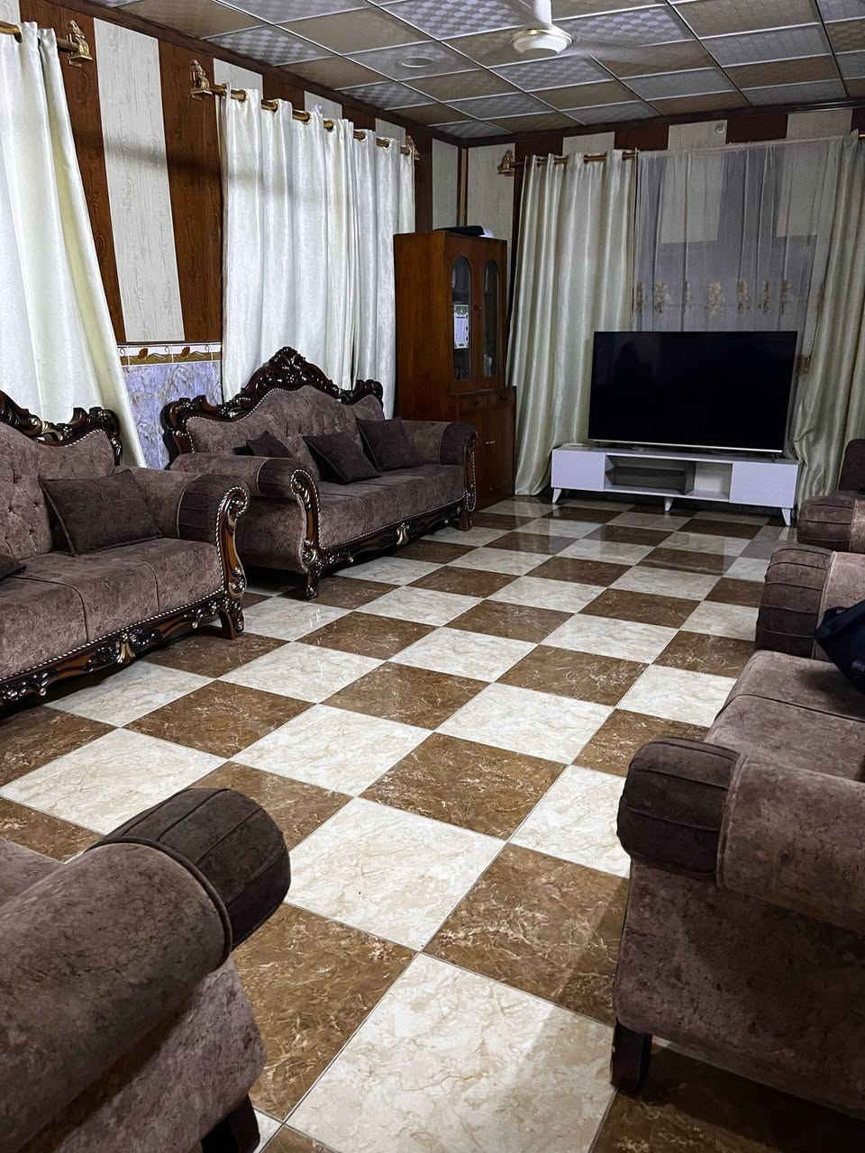 بيت طابقين طابو صرف مساحه ٢٠٠مترمربع
واجهة ١٠ نزال ٢٠
الطابق الأرضي غرفتين نوم استقبال صالة مطبخ مجموعتين صحية
الطابق الثاني  بناء حديث.
غرفتين نوم صالة كبيرة ومجموعه صحيه
سقوف ثانوية أرضية سيراميك 
العنوان حي الشهداء شارع الامير قرب اسواق الزهراء ‏‪***********‬‏
