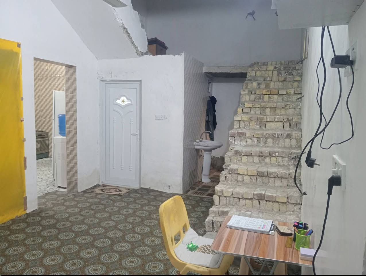 بيت للبيع
المساحة 200
يتكون من غرفتين وصالة وبراني ومطبخ وحمام داخلي وصحيات خارجية . بناء جديد ( الأرضية بورسلين )

- البيت بي نواقص ماكاملة مثل ماموضح بالصور الي هنة البراني والدرج والصحيات الخارجية .

 - العنوان : الديوانية  الـ حمد ، للمعلومة البيت مكانة فرعي

 - السعر 32 مليون  ، للأستفسار *********** متوفر واتساب .
