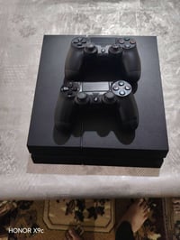 بلاي ستيشن 4 للبيع بلعبتين جي تي اي 5 و لعبه بيس هو الجهاز اون لاين ال...