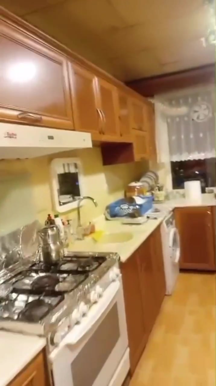 السلام عليكم 

عيني القطع الجوه السنك والكاونتر ٣ قطع كل قطعة متر ونص ، وفاترينا عرض متر وغلاف ثلاجة كامل والصاج خشب تركي تزكام ثقيل ، السعر ٥٠٠ وبي مجال

 ***********
