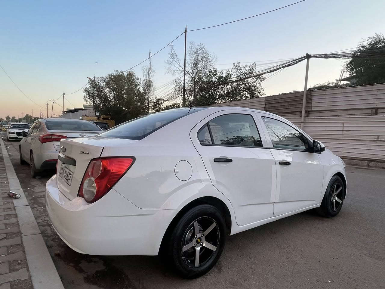 السلام عليكم للبيع فقط أفيو سونك خليجي استلام شركه موديل٢٠١٢ كير اوتماتيك ٦ نمر محرك ١٨٠٠ رقم بغداد انكليزي الجديد السياره صدر جديد محرك  كير خير من الله ويل كب رياضي تخم تاير جديد شاشه تاب نضام كار بلي بيها ٣ قطع صبغ اثر طخات بسيطه بدون حادث وبدون ايرباك شرط شواصي ودواخل كفاله عامه السعر ٦٧ مكاني بغداد وهذا رقمي ***********
