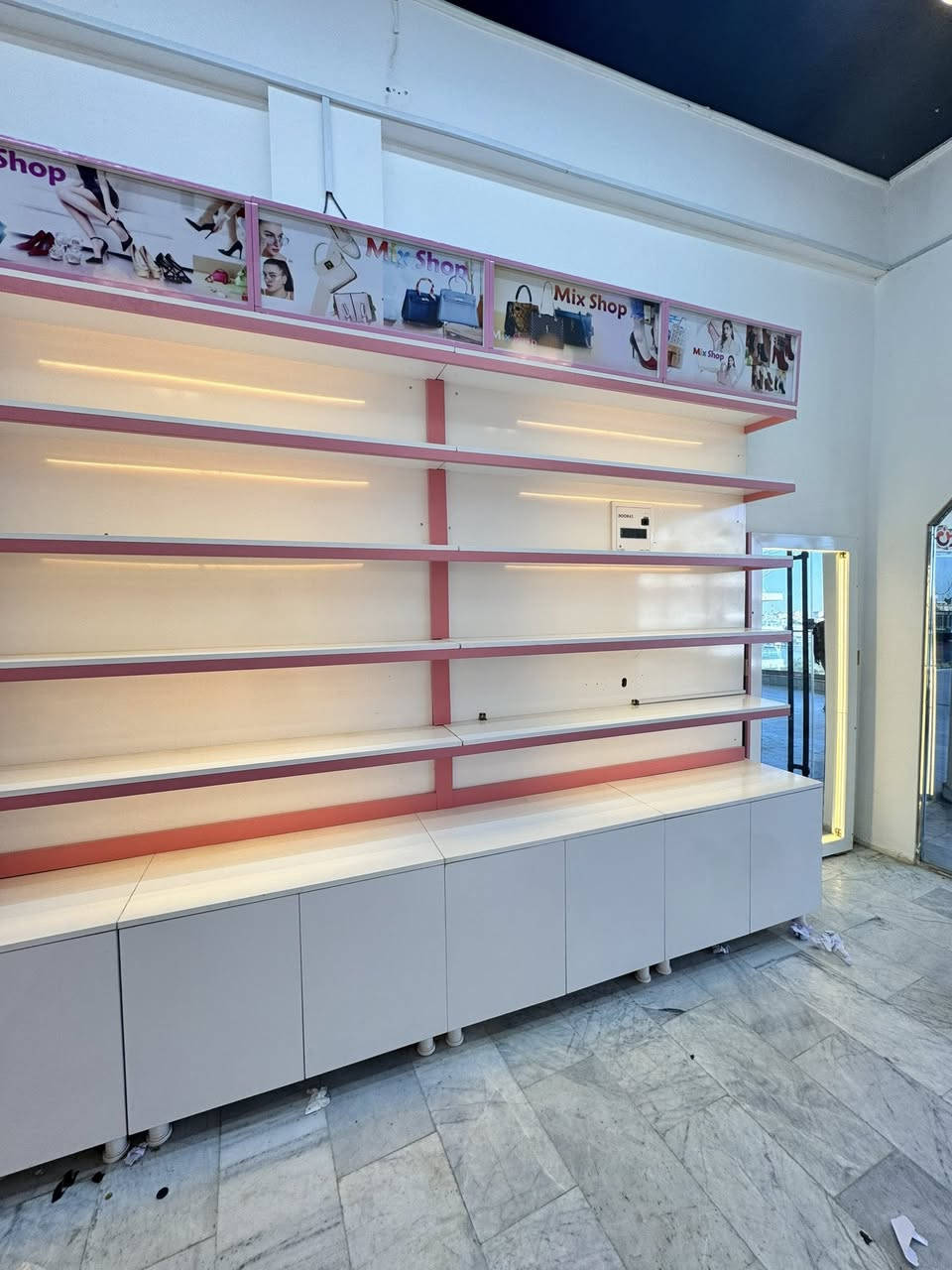 ديكور محل احذية وجنط للبيع بسعر مناسب جدا للاستفسار الاتصال على الرقم  *********** العنوان الناصرية الشعلة
