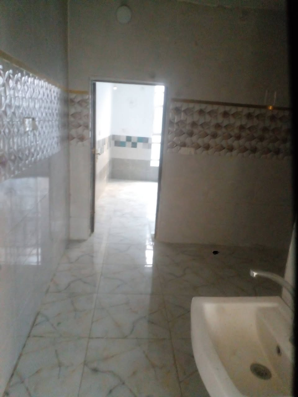 100م حي البساتين حي السلام  شارع اسواق رسل الطابق الاول كراج وصاله ومطبخ مع خدمات  ومنور وغرفه وترك   الطابق نظيف  الطابق الثاني غرفه ومطبخ وخدمات معزول عن الاول   قسط ونقد اي استفسار ***********2
