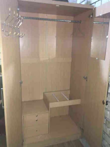 كنور تركي مع ميز ذات 2 جرارات 
جديد ونظيف السعر 150 وبيها مجال 
للتواصل مع الرقم *********** بغداد
