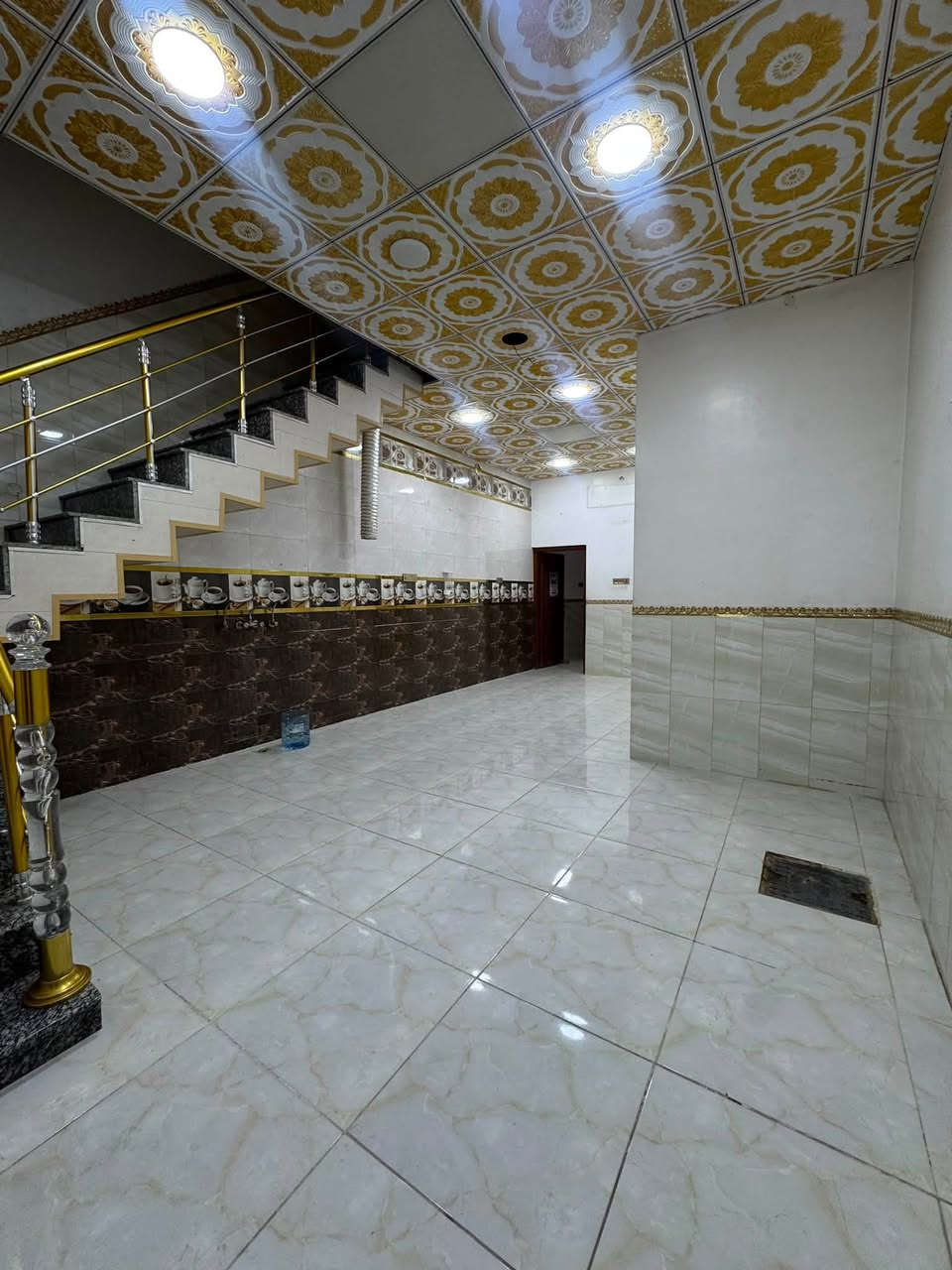 بيت للأيجار في القبله حي القائم بضهر مدرسه العليم طابق واحد جديد يحتوي على غرفه صاله مطبخ وستقبال مجموعه صحيات داخليه خارجيه سعر للأيجار(((550)))للتواصل على رقم ***********
