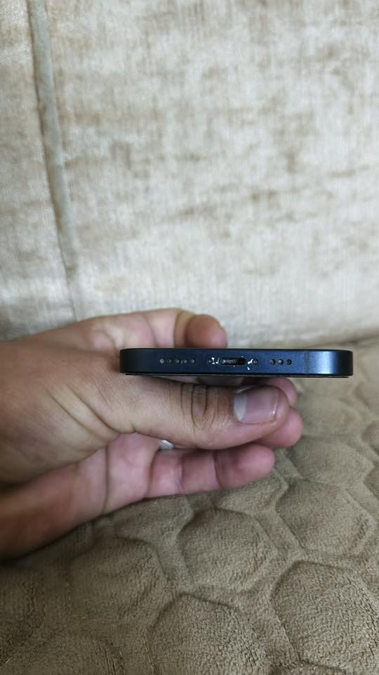 السلام عليكم آيفون 13عادي نموذجM. بطاريه 81 فيس إيدي شغال جهاز نضيف السعر425  ***********
