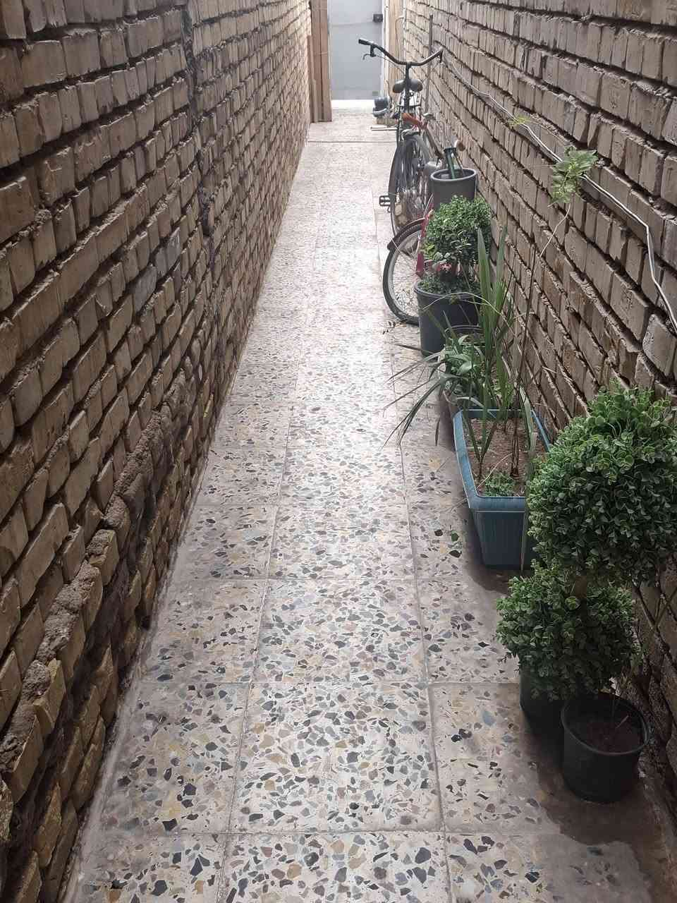 نصف قطعه خلفيه بناء حديث طابقين صاله كبيره مطبخ واستقبال وخدمات والطابق الثاني غرفتين وخدمات  وفوگ بيتونه كبيره وسطح يحتوي على مخزن للا ستفسار الاتصال على الرقم ***********
