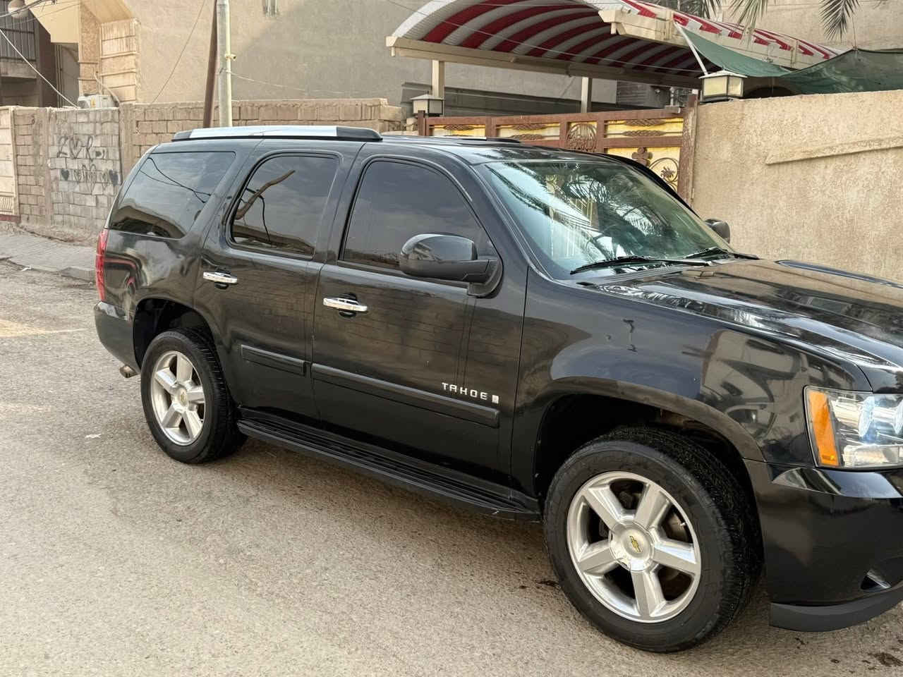 السلام عليكم 
تاهو ادوات ادوات لون اسود بترة 
موديل 2008 مواصفات LTZ 
السيارة فول مواصفات وطبلة مو فور ويل 
كفالة گص وفتح وسرقة وعشائر 
السيارة ابيع الموجود شوف العين تگلب وتاخذ 
السيارة جديدة ودخول جديد كلشي ما ناقصها 
من تخم تاير تبريد حدادية كير مكينة كلشي بيها جديد من اكلك برغي ما بيها نقص صدك ما بيها نقص وتجي وتشوف السيارة خليجية مو وارد امريكي
مكانها بصرة 
السعر 110 وبيها مجال بسيط للشراي 
***********
