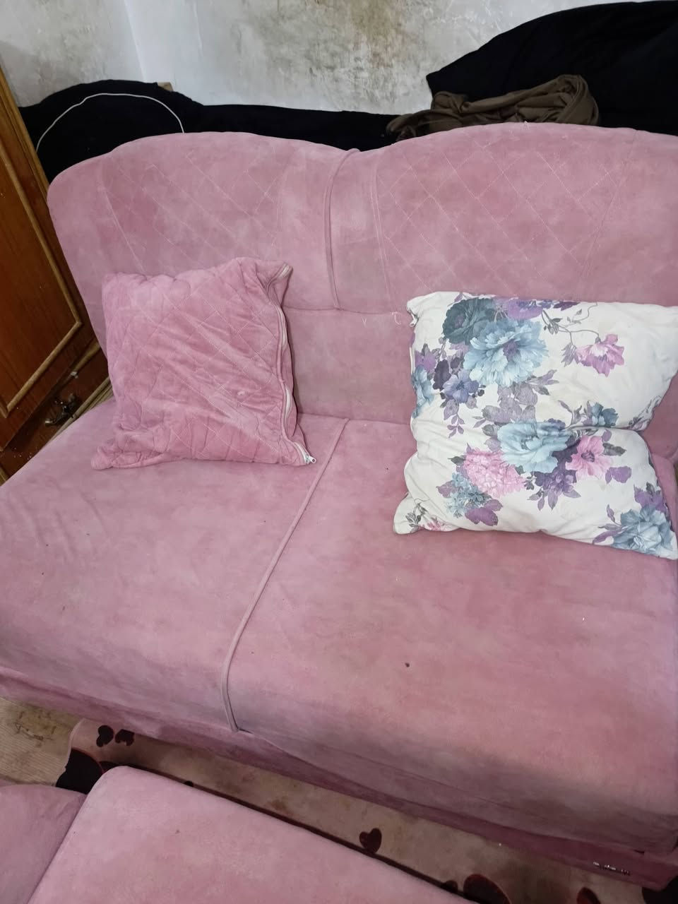 السلام عليكم ديوان للبيع تركي تسكام ثقيل 5قطع ويا 10كوشات السعر 150مكاني كربلاء للاستفسار على الرقم  والخاص مفتوح ***********
