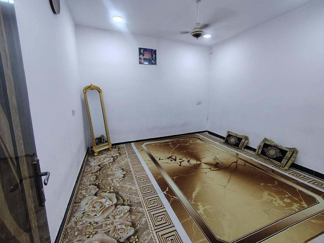 بيت ركن  للبيع كوت حي الحكيم شارع سكلة الوادي مساحه 230متر بناء بلوك سكف صب اساس رفته مرقم من قبل قسم بلدي حي الحكيم خدمات ماء كهرباء
يتكون... غرفتين نوم.. هول.. مطبخ.. استقبال.. مجمع صحيات.. كراج.. حديقه.. سعر 39مليون وقابل للتفاوض
#للاستفسار_مرجعة_مكتب_الريان_الاستثمار_العقار_كوت_حي الحكيم شارع علاء غريب او قرب أسواق باب الحارة 
بإدارة حسين ابوسند الركابي 
***********
