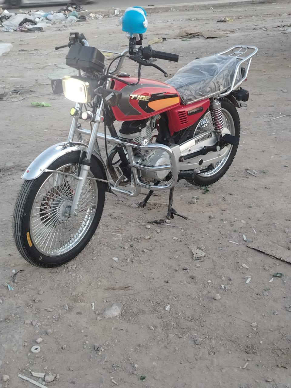 سلام عليكم دراجه للبيع نضيفه ومناسبه موديلهه 2023 مكينتهه مفتوحه لا تنقيص ولا تبخير ولا نضوخ تايرات ورة وكدام جديد توهن مشدودات بريك ورة وكدام شغالات كهربائيات كلهه جديده مازدة ام الد حته الاشاير ام الد بس ما اعرف اشبيهن فجأه طفن  السعر 400 او بيهه مجال بسيط مكانهه بغداد/***********
