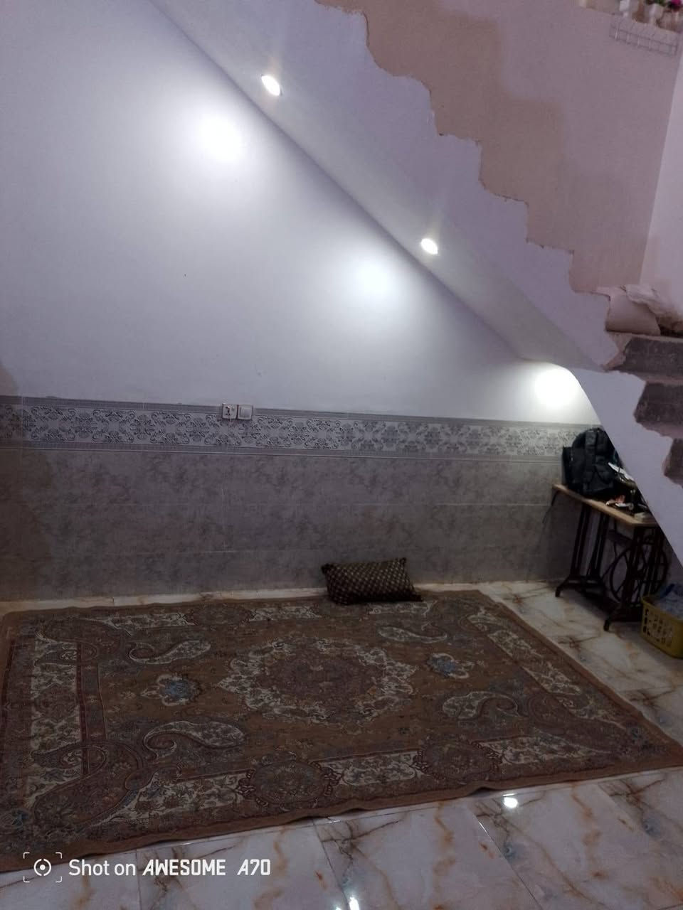 السلام عليكم الدار للبيع مساحة 180 متر قرب الامام عون المنطقة تبليط جديد قرب شارع كربلاء بغداد عمود /246/ البيت سند (25) للستفسار على رقم ***********
