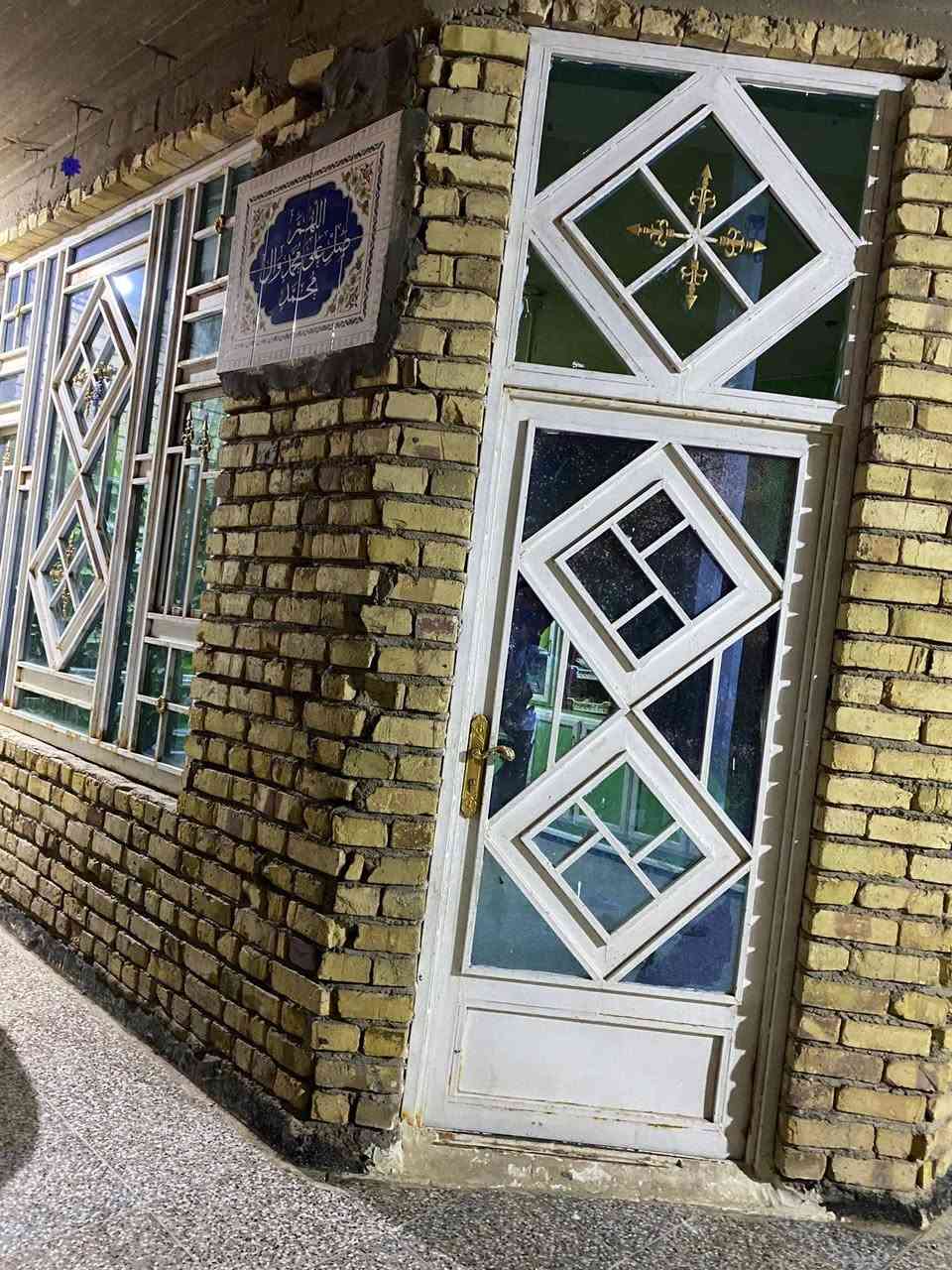 دار لبيع يتكون البيت الطابق الاول غرفتين وستقبال ومطبخ  وطابق الثاني 4غرف وحمام
واجهت البيت 14متر المساحة 296 موقع البيت دبيه شارع أربعين  ***********
