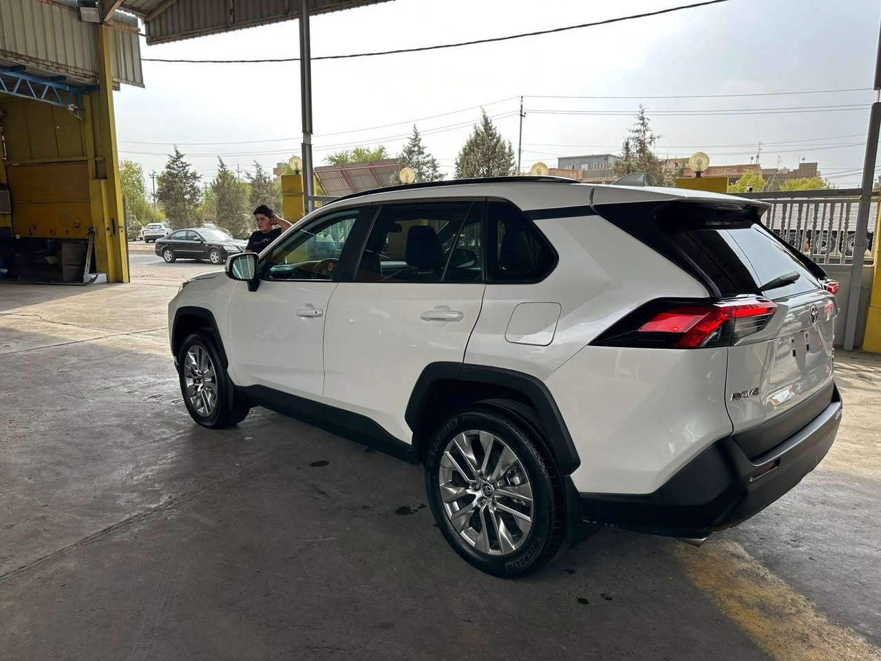 السلام عليكم للبيع تيوتا RAV4 موديل 2024 رقم اربيل تحويل وكاله اني حاضر 
السياره فول مواصفات xle بريميوم جديده السياره ماشيه 25 mi فتحه ودبل بصمه وضعيات قياده ورادارات كشنات جلد كشن كهرباء صندوق كهرباء وكلشي بيها فول فول السياره حادثها نص جاملغ خلفي صبغ وباب تبديل ارباك برده فقط مكانها حالين بغداد حي الجهاد  وشكم يوم وتتواجد باربيل السعر 295 وبيها مجال ***********
