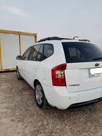 كيا كارنز • ٢٠١٠ • سبع راكب