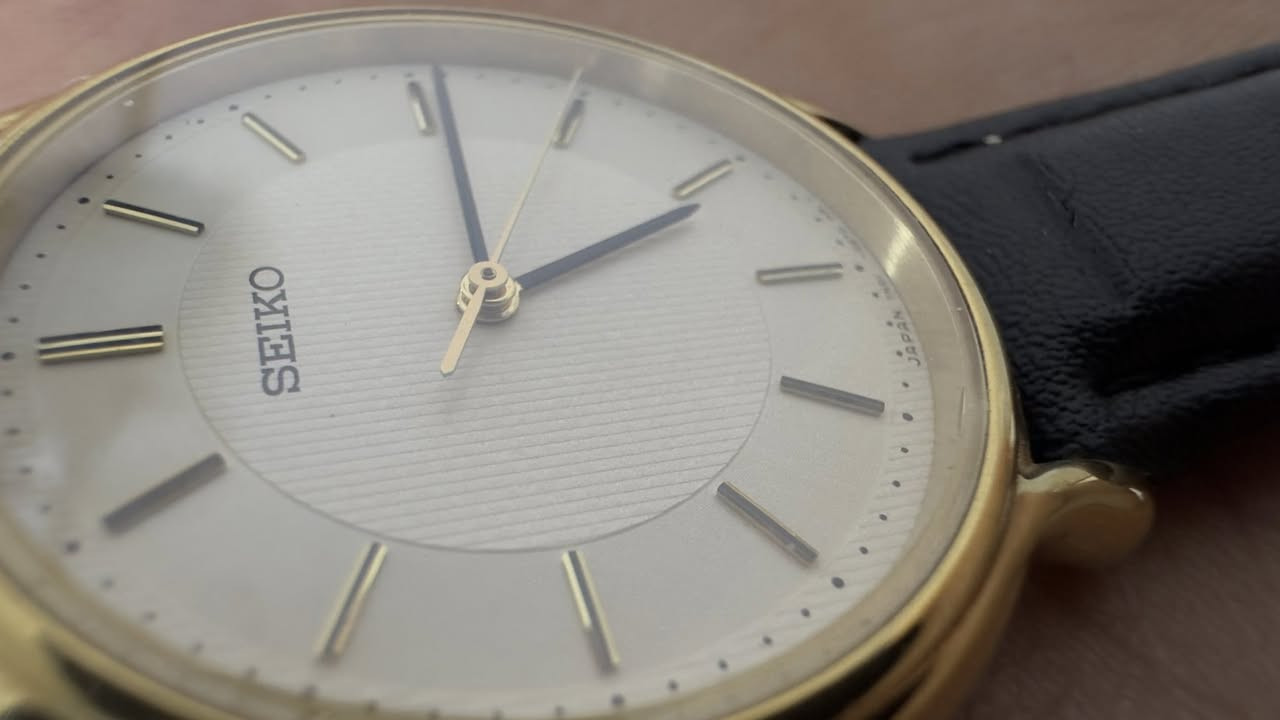 • ساعة Seiko Basic
• موديل المكينة: 7N01 (ياباني كوارتز دقيق)
• رقم المرجع: 7N01-0BR0
• مقاومة ماء 5BAR (50 متر)
• ستانلس ستيل أصلي
• قطر الساعة 32 ملم – قياس كلاسيك أنيق
• رقم تسلسلي: 520084
• إصدار تذكاري تكريم موظف متميّز 
• نظافة 100٪؜ – حالة ممتازة جداً


**إذا كنت صاحب هذا الإعلان وتريد حذفه لأي سبب، رجاءا أرسل رسالة إلى الدعم الفني**