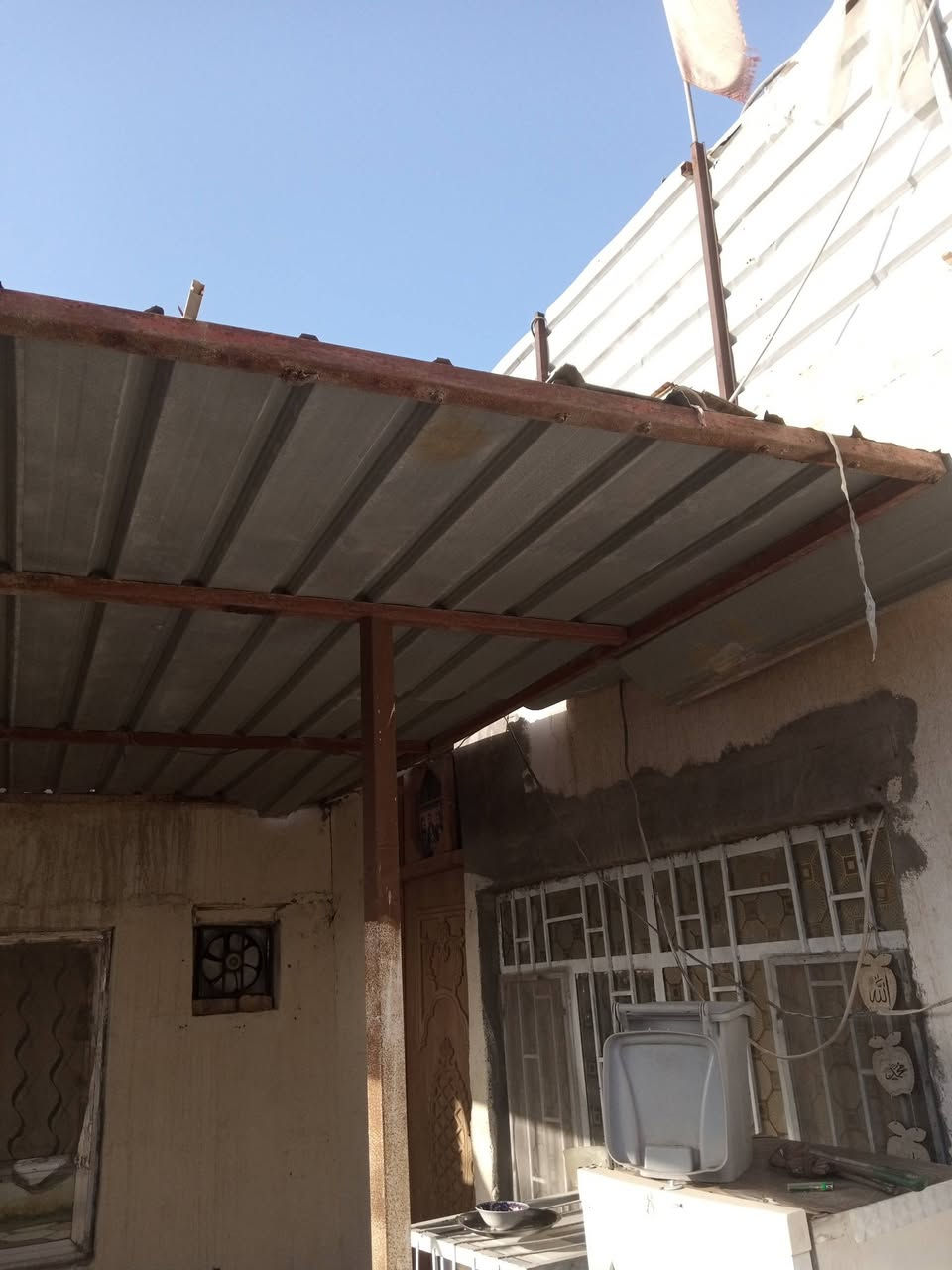 طول 4امتار والعرض 3امتار ونص سقيفه للبيع في طهمازيه جينكو نظيف جدأ سعره150 بيع مستعجل رقم ***********
