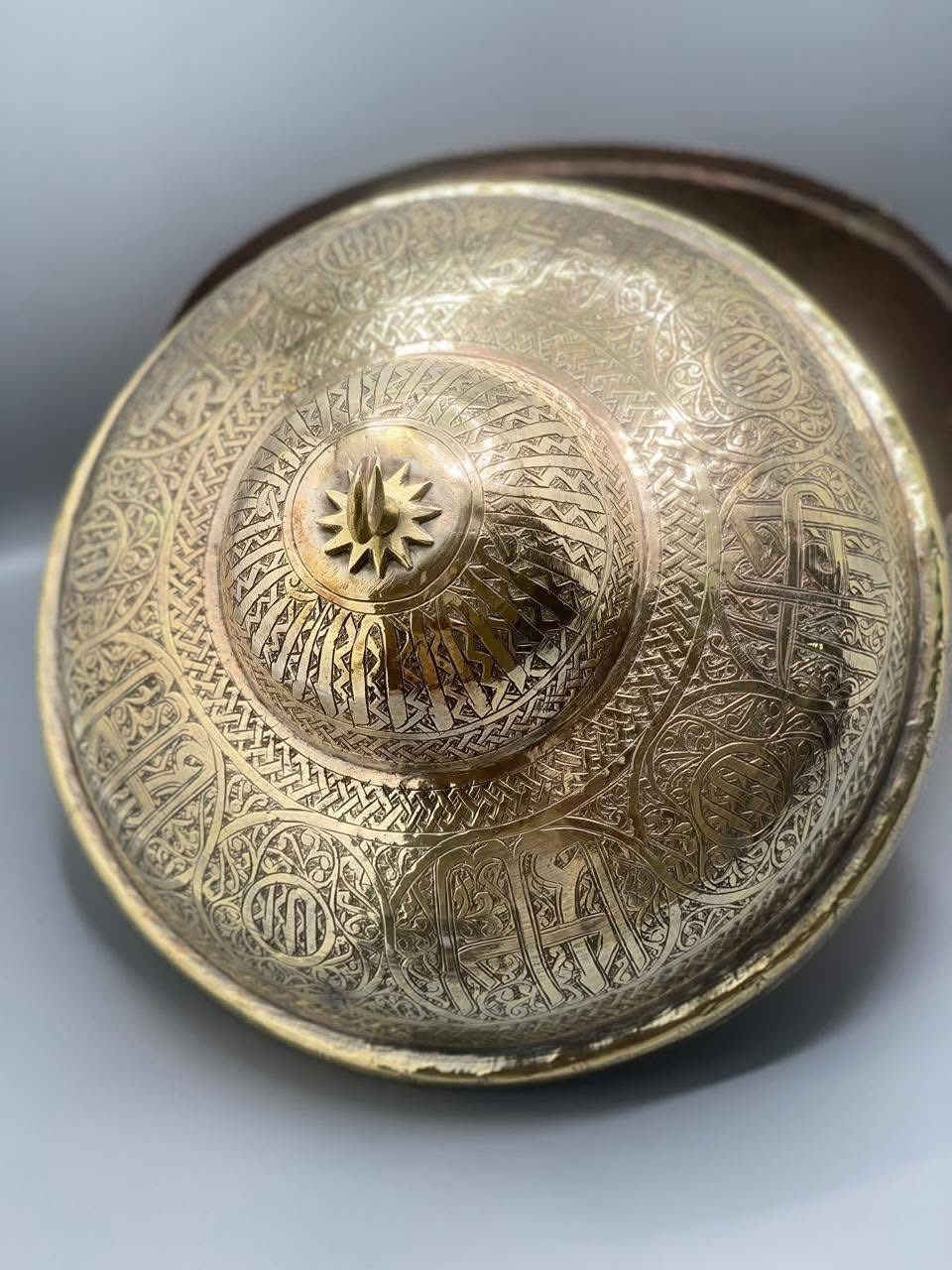 السلام عليكم 
قدر نحاس قديم جدا مكتوب ومنقوش بدون اي ظرر    
- القطر ٣٣ سم 
- الارتفاع ٣٣ سم 
- العنوان / بغداد / الكرادة /  شارع سلمان  فائق  (مجمع بازار انتيك بغداد)  الطابق الاول  
  للاستفسار اكثر الاتصال لاستفسار اكثر الاتصال 
  ***********        
  *********** 
واتس اب او فايبر او مراسلة الصفحة.
