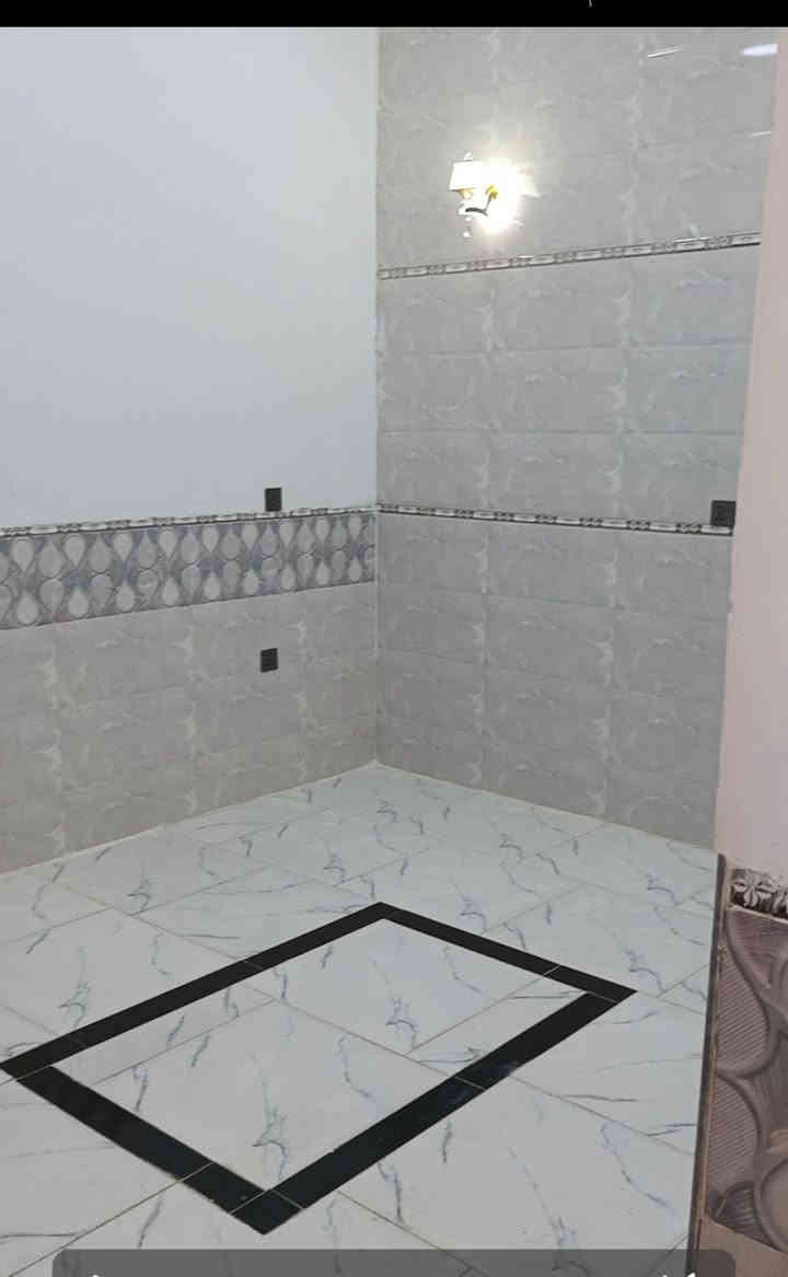 سلام عليكم دار للبيع حي كوفه ورة دلاليه السيد المساحة ٧٥متر طابقين البيت كامل مابيه اي نقص تجي اشوف احلى من الصور رقم موبايل ***********
