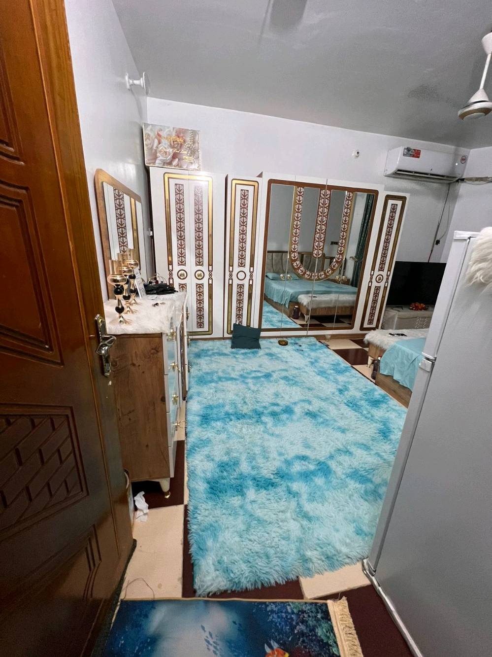 بيت مساحته ١٠٠ كونكريت وبناء طابوك حديث ونضيف يتكون من طابقين الثاني يتكون من غرفتين وهول وصحيات والارضي استقبال وغرفه وهول اصغير ومطبخ وصحيات ومنور .العنوان السفينه شارع الشهيدضياء البيت طابو اسهم.الاستفسار الاتصال على هذا الرقم ***********