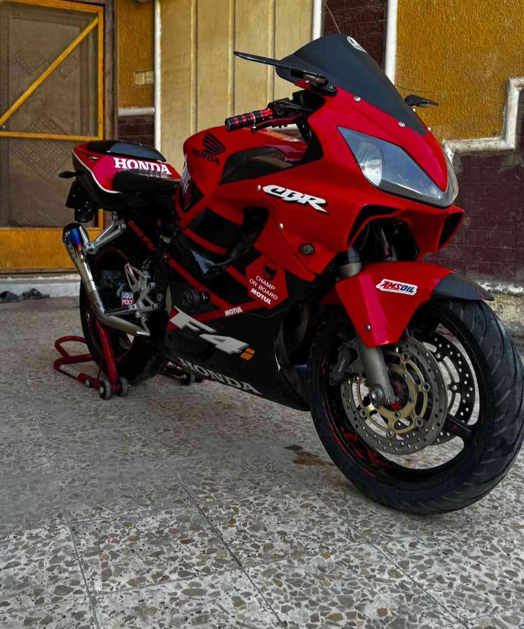 السلام عليكم  افوراي 600 Honda F4i
محركها البلادي مكفول من كلشي وصوتها ناعم كلش                                  
كفرات نضيفه وكهربائيات كله شغاله وشادلها زنون

عليها هواي اضافات وكلشي جديد عليها ادامه كامله من كلشي نوزلات بلكات كلچات جديده فلتر هواء فلتر دهن زنجيل جديد سلايدرات واقيات ايد يدات بريك وكلچ شادلها اكزوز صوته رعب كلش قوي 
دراجه نضيفه مال جناي 

السعر 27 ورقة وبيها مجال قليل للشراي
مكاني ناصريه مركز
***********
