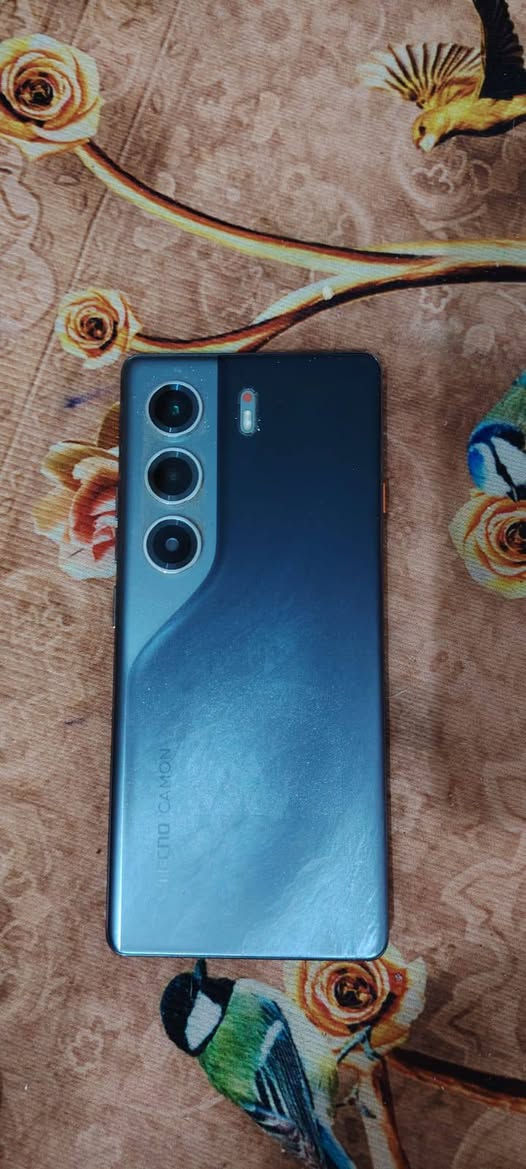 تيكنو كامون 40برو
سعر 250الف وبي مجال للطيبين
بيه خلل مصنعي بسيط
يشغل 90فريم 
يدعم الذكاء الاصطناعي
ذاكره 256
رام1
ما مفتوح اشتريته صار شهر بـ330الف 
الشراي ‏‪***********‬‏ الاتصال
