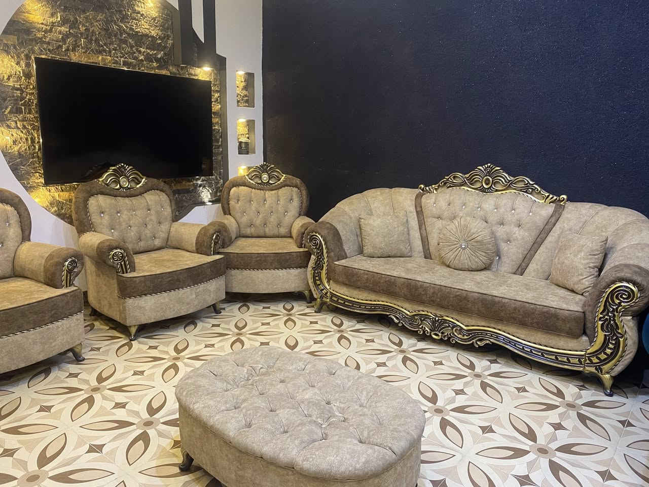 سلام عليكم 
تخم ملكي جديد اي عيب مابي 7 قطع مع طبله وسطيه شراي خابر رقم***********
