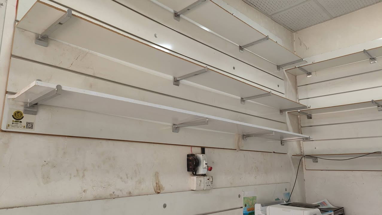 السلام عليكم
رفوف محل وسقف ثانوي كاملة للبيع 
للإستفسار : 
واتساب 
***********
