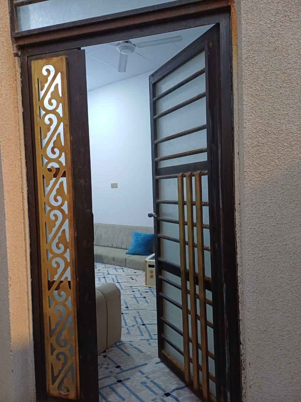 ***********تحية طيبة يوجد لدينا بيت مساحة 120في ابو خصيب ابو جوزي يبعد عن شارع سايدين 500متر يحتوي على غرف نوم و صاله و مطبخ و صحيات و ستقبال و كراج سعر 60قابل لتفاوض وقف شيعي مسجل بل سنه 25الف ***********
