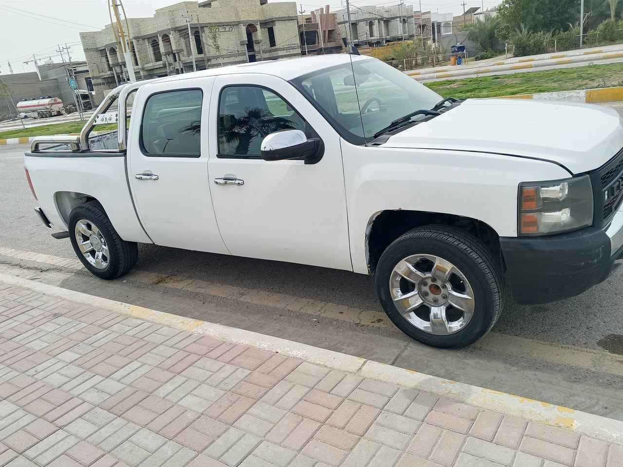 السلام عليكم سلفرادو 2013 رقم بغداد مشروع وطني السيارة نظيفة نقصهة بس صدر وقزان مال راديتر مزروف السيارة مصبوغة عام جمالية السيارة مصروف عليهة نوزلات جدد مال كصة بلاكات جدد وايرات باتري جدد بيهة منضومة غاز فيت بم جديد هوة القاعدة السيارة شغل واطلع بس الصدر القزان مال الراديتر اتسويهن السعر 110 ورقة *********** 

 المحرك 5.3 
8V
