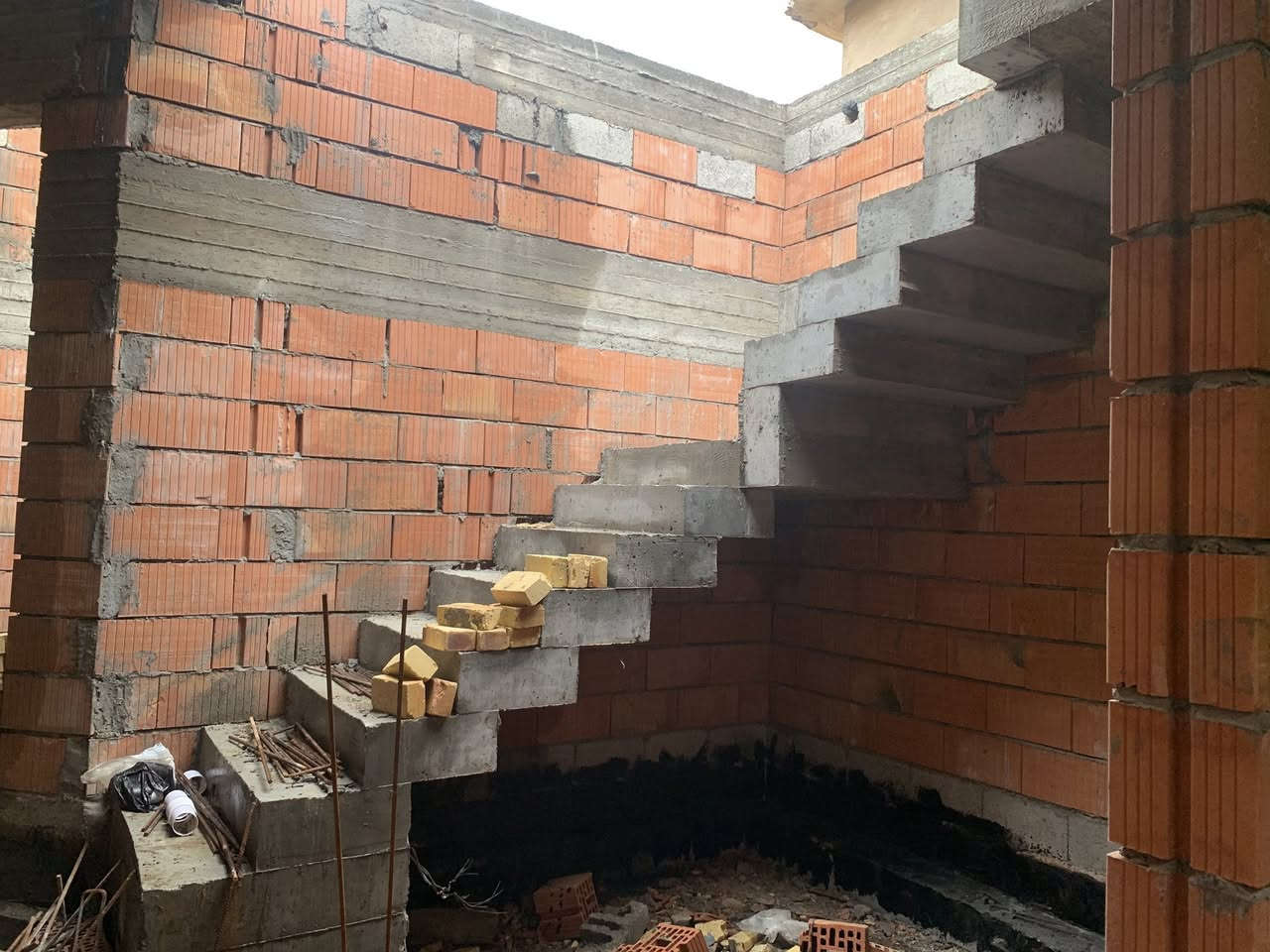 السلام عليكم 
بيت البيع 
موقع البيت حي فلسطين
مساحت البيت 180 متر 
البيت طابق واحد 
بيت متعوب عليه مثل مشوفون 
جنس العقار طابو صرف 
يتكون البيت ستغبال + مطبخ حار وبارد+ صاله + وغرفت نوم وحده الستفسار اكثر ***********
