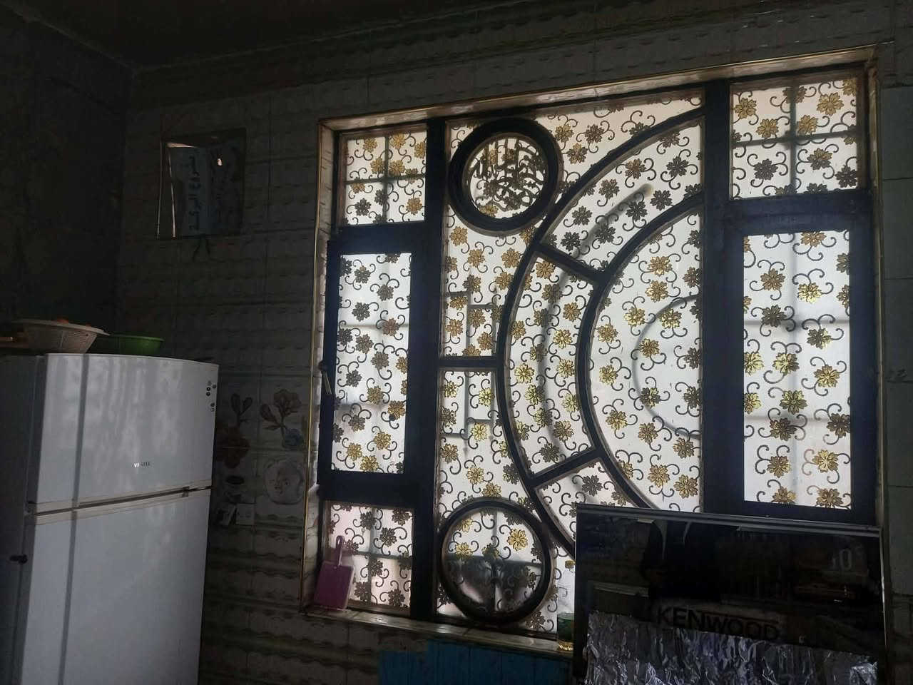 بيت مساحته ٣٢٠ متر الواجهة ١٢ والنزال ٢٧ يتكون من غرفتين وصاله ومطبخ واستقبال وصحيات خارجيه وداخليه بناء حديث سيراميك حدايق عدد٢ العنوان كوت البيضاء يبعد عن السدة مال الكارضيه ٧٠٠ متر السعر ٦٠  البناء كله طابوق رقم صاحب البيت ***********
