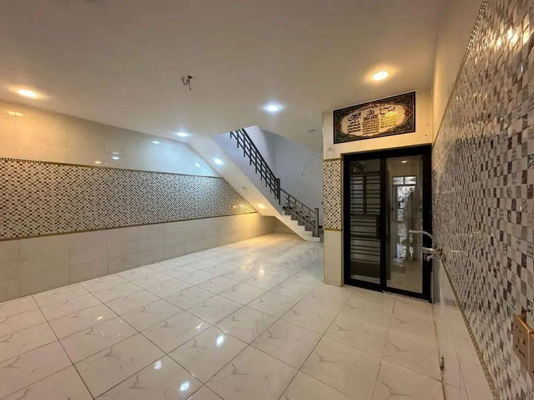 السلام عليكم بيت للبيع مساحة ١٥٠متر واجهة ٦يحتوي علىَ ٤غرف نوم وصالة ومطبخ وخدمات بيت نضيف جدا ارضية مرمر واجهة مرمر موقع ممتاز ديوان المخابرات قرب حي الجهاد الاستفسار على هذا الرقم ***********
