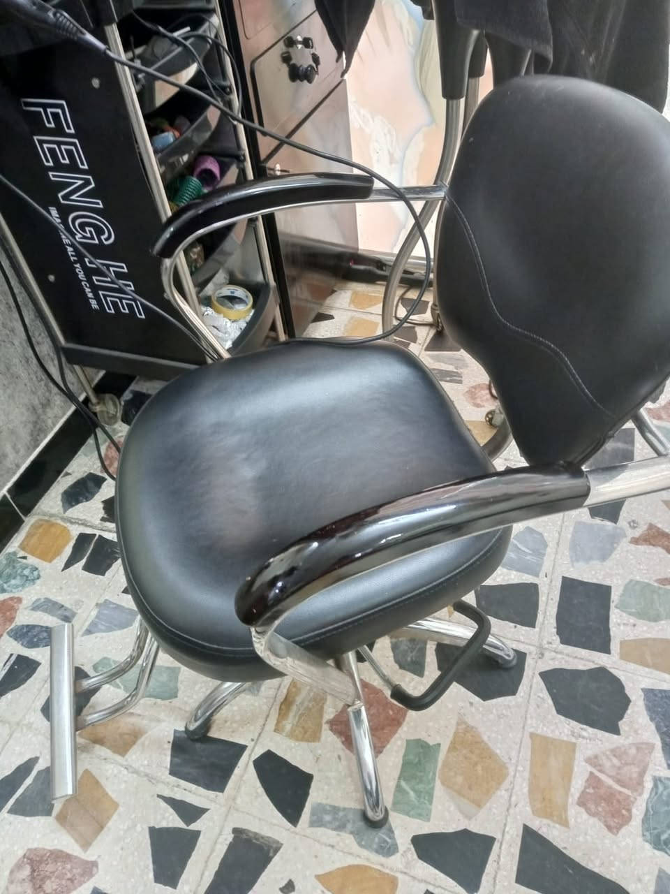 كراسي حلاقة مال صالون 4 واحد جبير و الثاني وسط واثنين صغار و طباخ نظيف شغال على الفحص مبردة بعدها جديدة واوفن أسعار مناسبة عنوان بغداد الجديدة اللي يريد ن يدخل خاص يراسل لو يتصل على هذا الرقم *********** بي وتساب
