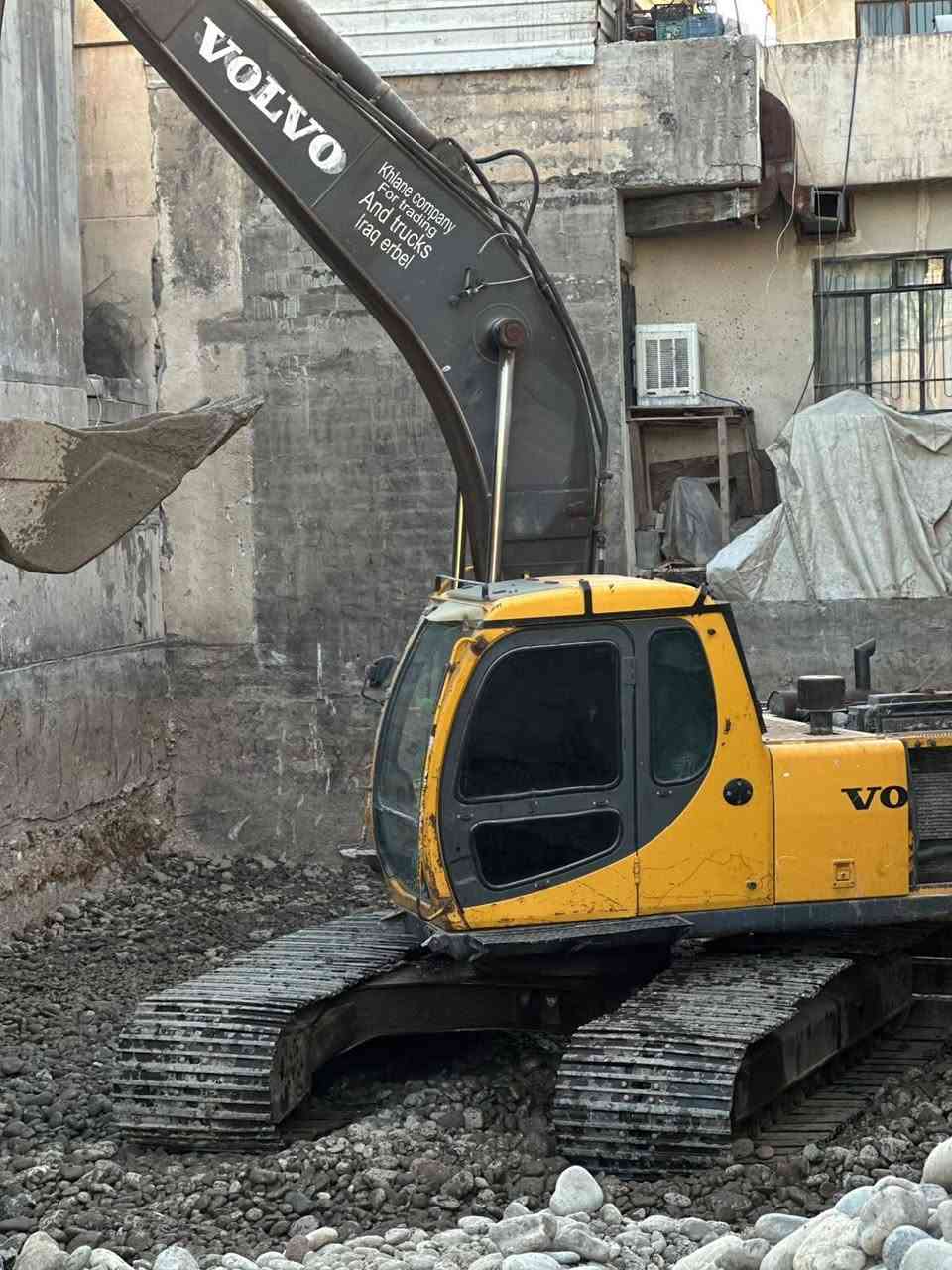للبيع حفاره فالفو حجم 210 منفيس وستفسار اكثر اتصل على رقم *********** ترهم مراوسه براس تريله
